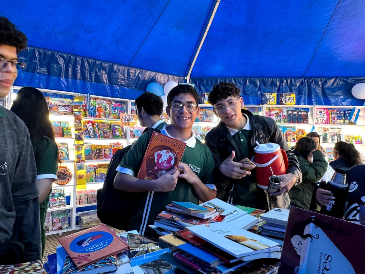 Más de 1.700 estudiantes ya pasaron por la Feria del Libro 2026 de Posadas 6 12 - feria del libro posadas 7 - 11