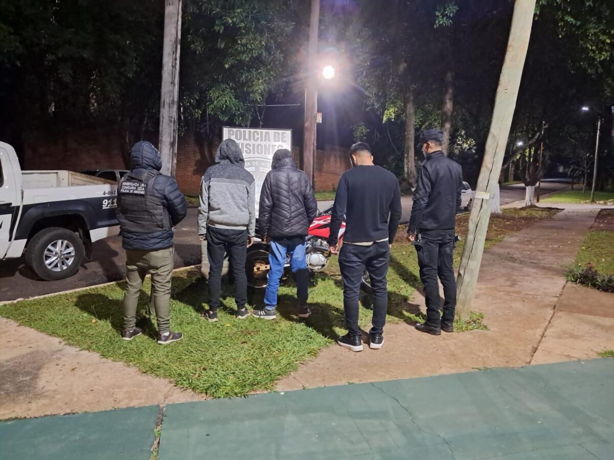 Atraparon a dos delincuentes que robaron una billetera y salieron de compras con las tarjetas en Posadas 2 4 - ladrones y compras 2 - 3