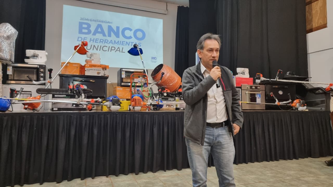 Realizaron la segunda entrega del Banco de Herramientas Municipal en la Casa de la Cultura de Montecarlo 1 2 - montecarlo entrega herramientas 1 - 1