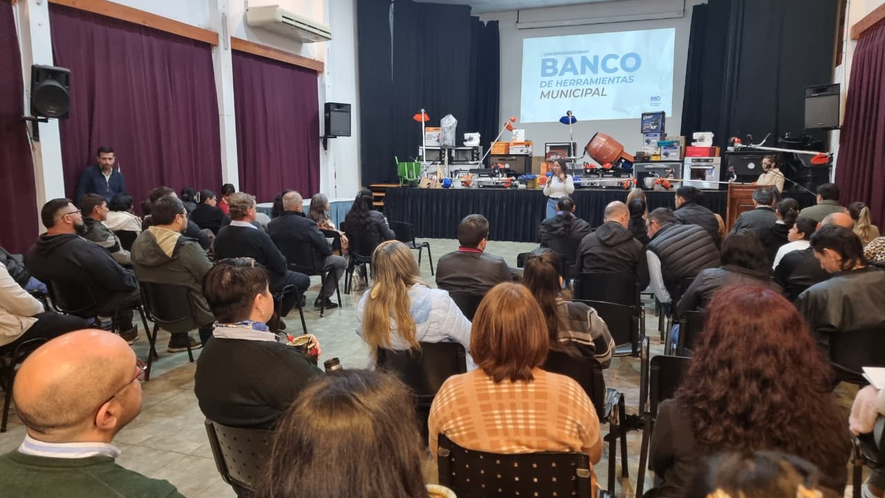 Realizaron la segunda entrega del Banco de Herramientas Municipal en la Casa de la Cultura de Montecarlo 2 4 - montecarlo entrega herramientas 2 - 3