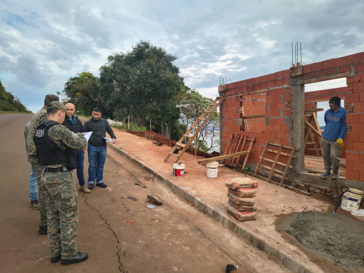 Suspenden una construcción sin habilitación ambiental sobre la ribera del Paraná en Candelaria 2 4 - obra en candelaria 3 - 3