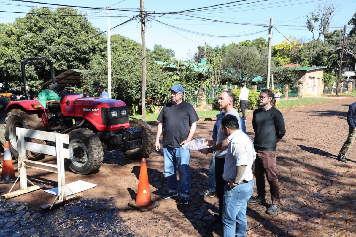 Passalacqua supervisó obras en Oberá: "Nuestro trabajo es hacerle la vida un poco más sencilla a la gente" 9 18 - passalacqua 6 - 17