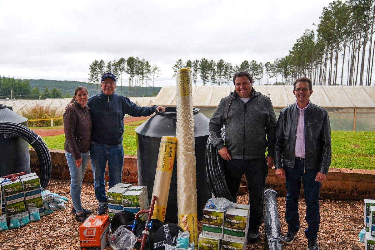 Passalacqua encabezó la primera entrega del programa de diversificación para familias tabacaleras