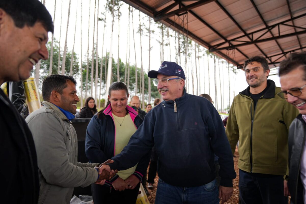 Passalacqua encabezó la primera entrega del programa de diversificación para familias tabacaleras 2 4 - passalacqua entrega 6 - 3