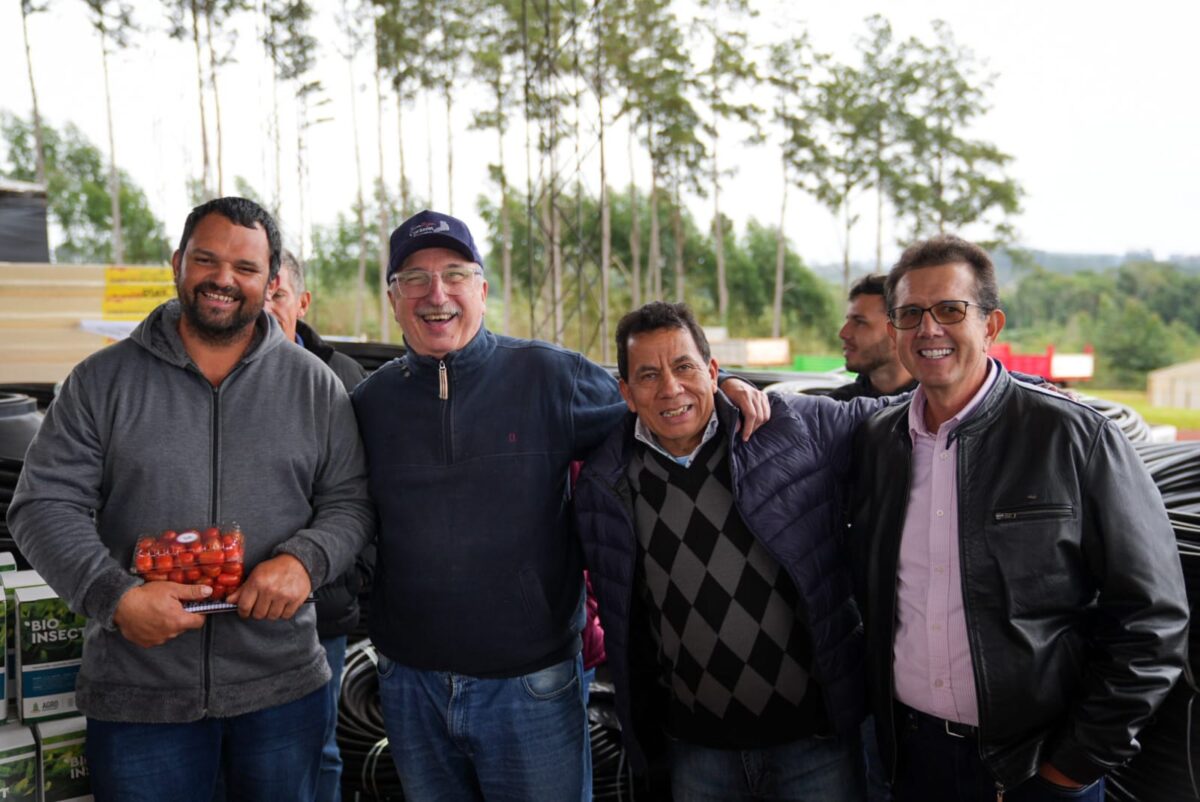 Passalacqua encabezó la primera entrega del programa de diversificación para familias tabacaleras 8 16 - passalacqua entrega 8 - 15