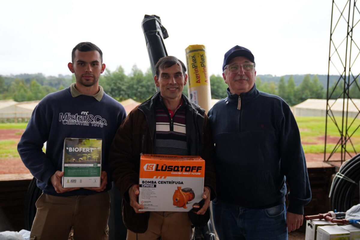 Passalacqua encabezó la primera entrega del programa de diversificación para familias tabacaleras 9 18 - passalacqua entrega 9 - 17