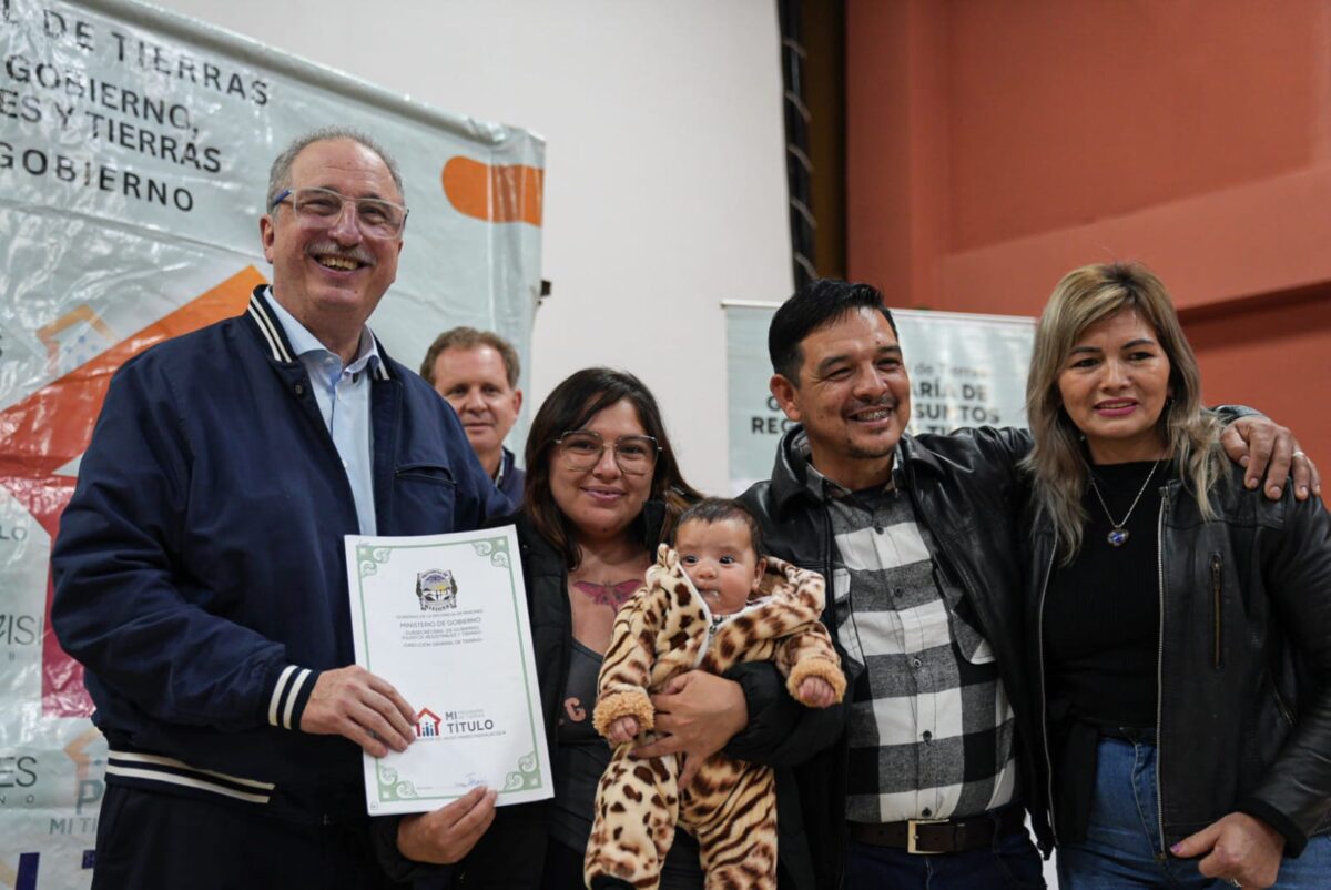 Passalacqua entregó 59 títulos de propiedad a familias de Iguazú: 