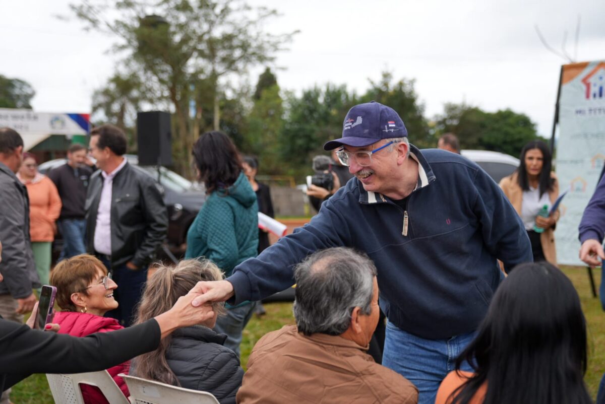 Passalacqua encabezó entrega de títulos de propiedad destinados a familias de San Vicente y Fracrán 1 2 - passalacqua titulos 3 - 1