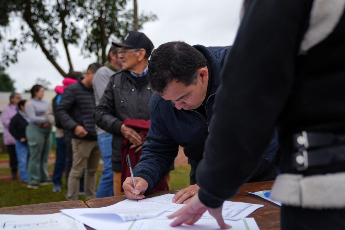 Passalacqua encabezó entrega de títulos de propiedad destinados a familias de San Vicente y Fracrán 2 4 - passalacqua titulos 4 - 3