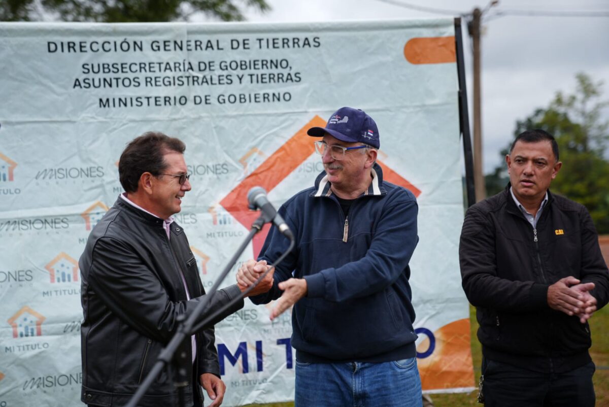 Passalacqua encabezó entrega de títulos de propiedad destinados a familias de San Vicente y Fracrán 3 6 - passalacqua titulos 5 - 5