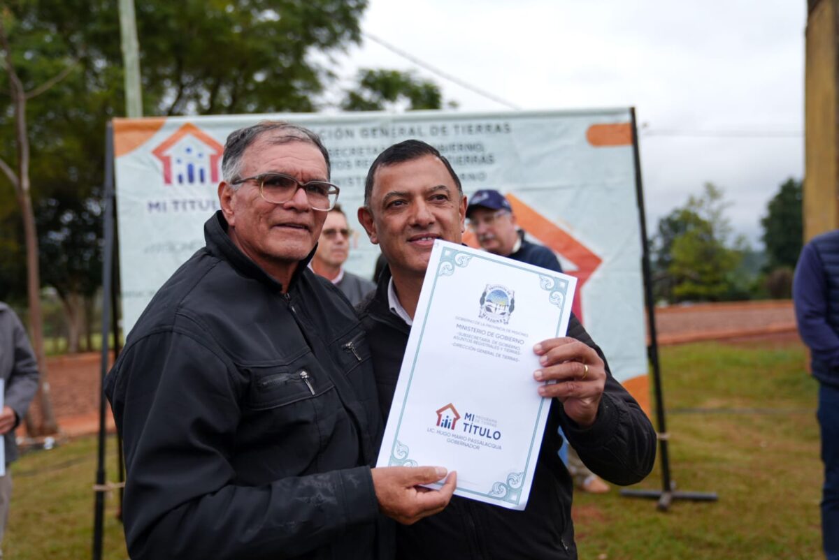 Passalacqua encabezó entrega de títulos de propiedad destinados a familias de San Vicente y Fracrán 4 8 - passalacqua titulos 6 - 7