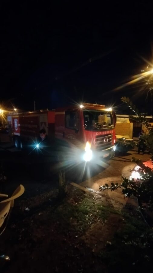Bomberos de la Policía de Misiones sofocaron un incendio en una vivienda de Posadas 2 4 - Bomberos de la Policia de Misiones sofocaron un incendio en una vivienda de Posadas 1 - 3