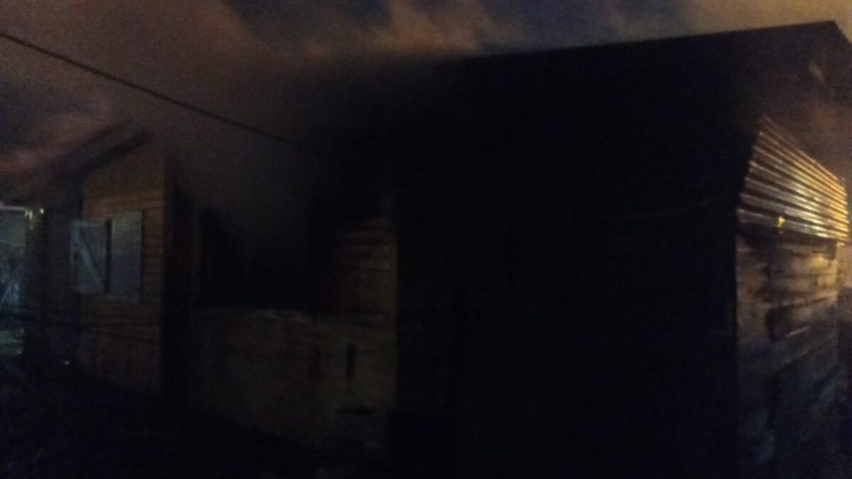 Bomberos de la Policía de Misiones sofocaron un incendio en una vivienda de Posadas 1 2 - Bomberos de la Policia de Misiones sofocaron un incendio en una vivienda de Posadas 2 - 1