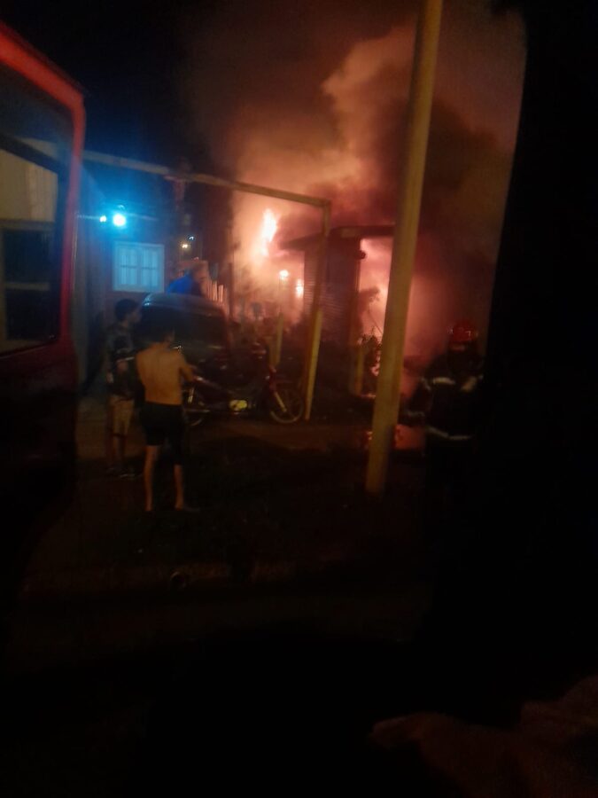 Bomberos de la Policía de Misiones sofocaron un incendio en una vivienda de Posadas 3 6 - Bomberos de la Policia de Misiones sofocaron un incendio en una vivienda de Posadas 4 - 5