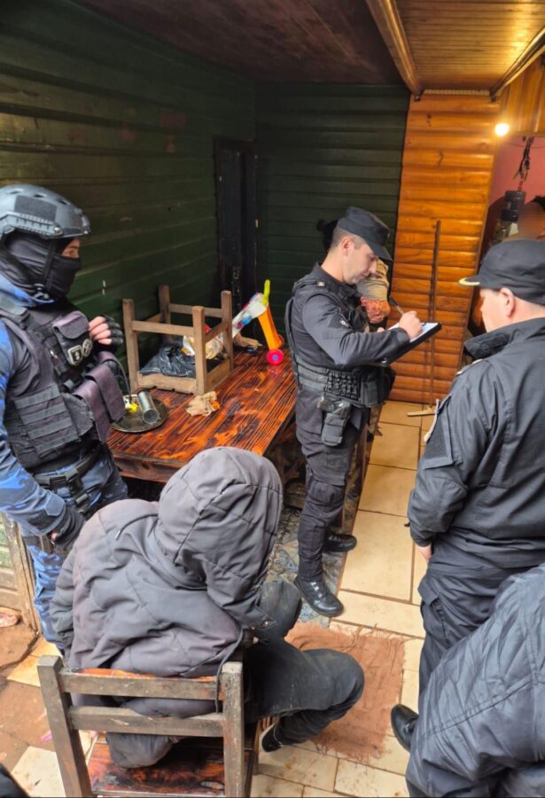 Delincuentes detenidos tras enfrentarse a la Policia con machetes y cuchillos durante un allanamiento por un robo en Iguazu 1 - 5
