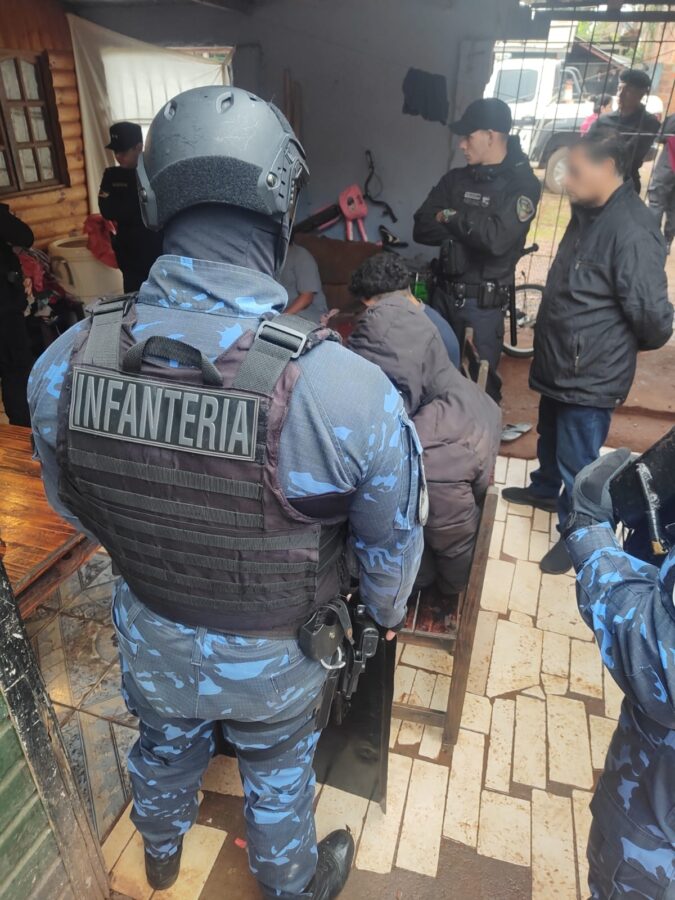 Delincuentes detenidos tras enfrentarse a la Policia con machetes y cuchillos durante un allanamiento por un robo en Iguazu 3 - 3