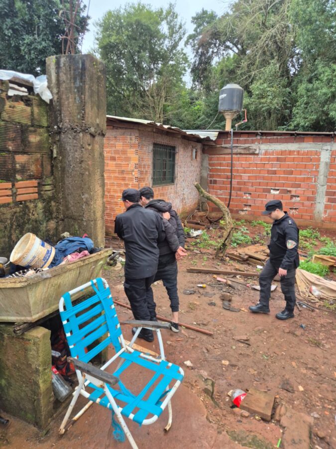 Delincuentes detenidos tras enfrentarse a la Policia con machetes y cuchillos durante un allanamiento por un robo en Iguazu 4 - 1