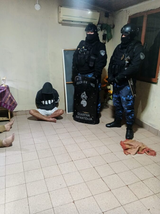 Golpe a una banda en Posadas: siete detenidos tras allanamientos por un millonario robo 3 6 - Golpe a una banda en Posadas siete detenidos tras allanamientos por un millonario robo 2 - 5