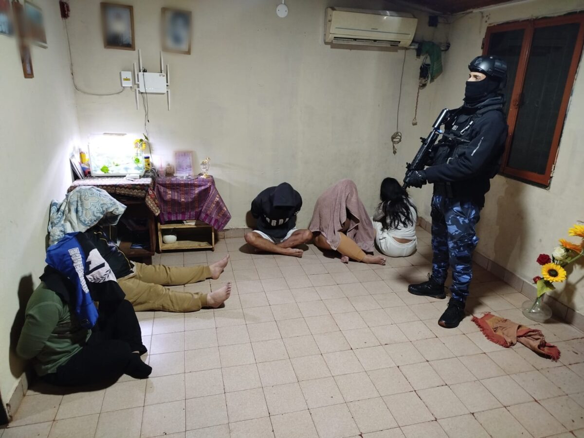 Golpe a una banda en Posadas: siete detenidos tras allanamientos por un millonario robo 2 4 - Golpe a una banda en Posadas siete detenidos tras allanamientos por un millonario robo 3 - 3