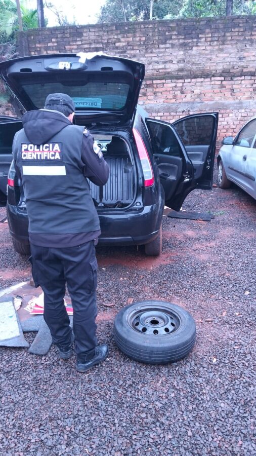 Hallaron un arsenal oculto en el auto de la peligrosa banda brasileña detenida en Oberá 1 2 - Hallaron un arsenal oculto en el auto de la peligrosa banda brasilena detenida en Obera 1 - 1