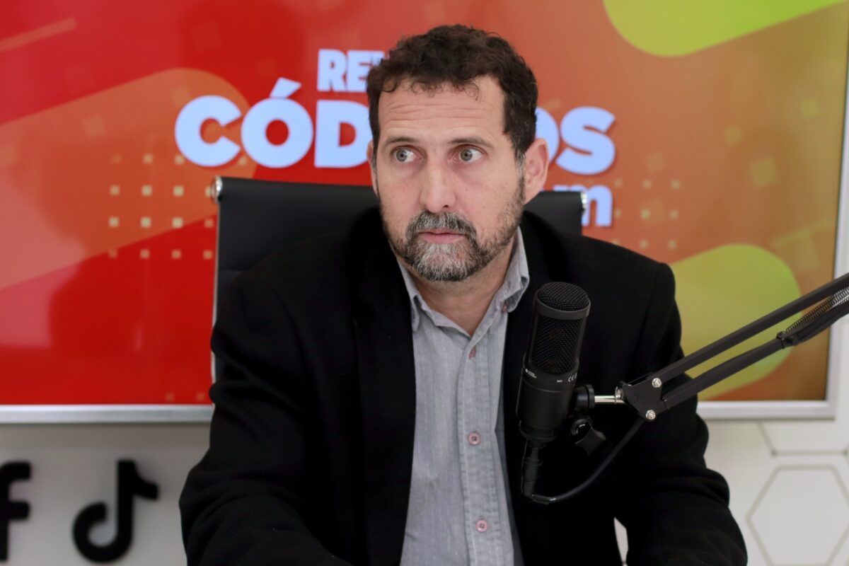 Horacio Simes pasó este martes por el streaming de Códigos 4 8 - Horacio Simes paso este martes por el streaming de Codigos 2 - 7