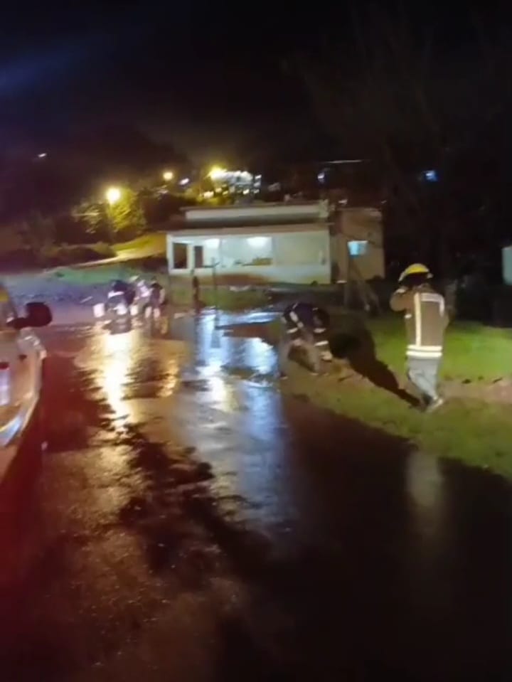 Lluvias intensas causaron el corte del puente sobre el arroyo Tabay, afectaron viviendas en El Soberbio y el cierre del acceso al Parque Moconá 2 4 - Lluvias intensas causaron el corte del puente sobre el arroyo Tabay afectaron viviendas en El Soberbio y el cierre del acceso al Parque Mocona 4 - 3