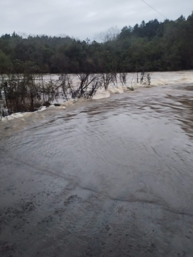 Lluvias intensas causaron el corte del puente sobre el arroyo Tabay, afectaron viviendas en El Soberbio y el cierre del acceso al Parque Moconá 1 2 - Lluvias intensas causaron el corte del puente sobre el arroyo Tabay afectaron viviendas en El Soberbio y el cierre del acceso al Parque Mocona 5 - 1