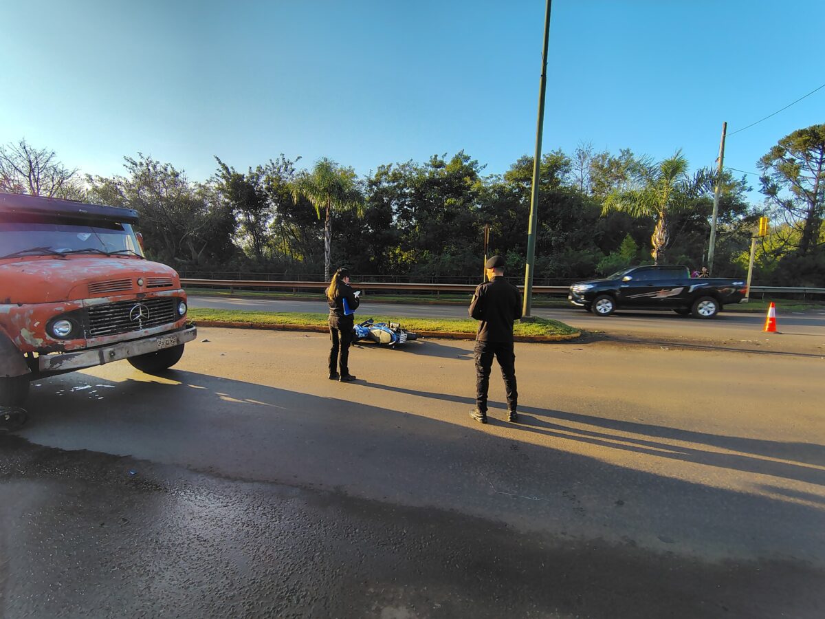 Motociclista internado gravemente tras chocar contra un camion en Obera 2 - 1