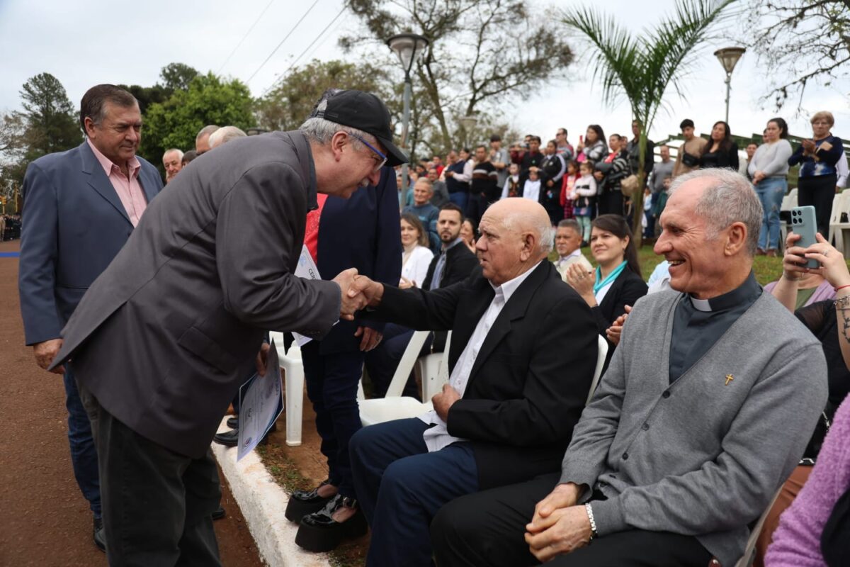 Passalacqua encabezó el 126° aniversario de Azara y supervisó obras: "No dejen que los dividan" 9 18 - Passalacqua encabezo el 126° aniversario de Azara y superviso obras No dejen que los dividan 19 - 17
