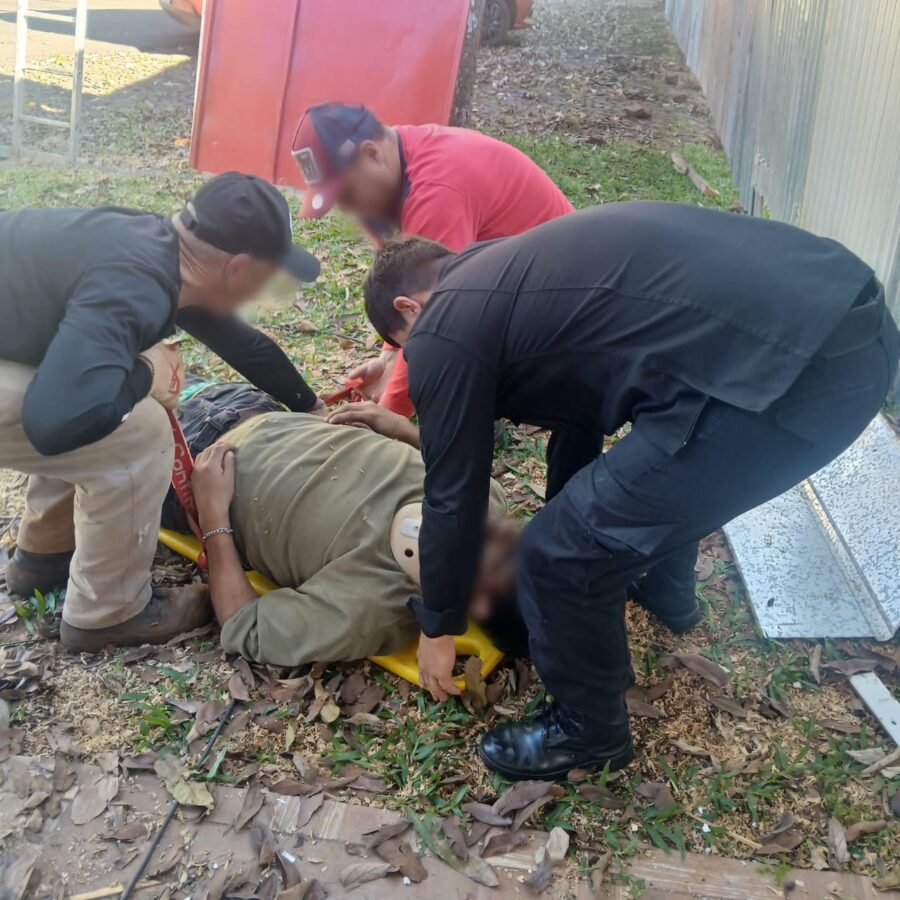Policías asistieron en Oberá a un hombre que cayó de un techo mientras realizaba tareas de mantenimiento 1 2 - Policias asistieron en Obera a un hombre que cayo de un techo mientras realizaba tareas de mantenimiento 1 - 1
