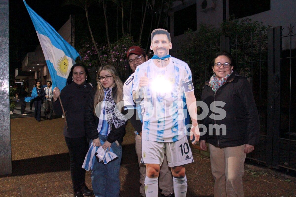 Posadas se tino de celeste y blanco tras el pase de Argentina a la final del Mundial mira la galeria 1 - 49