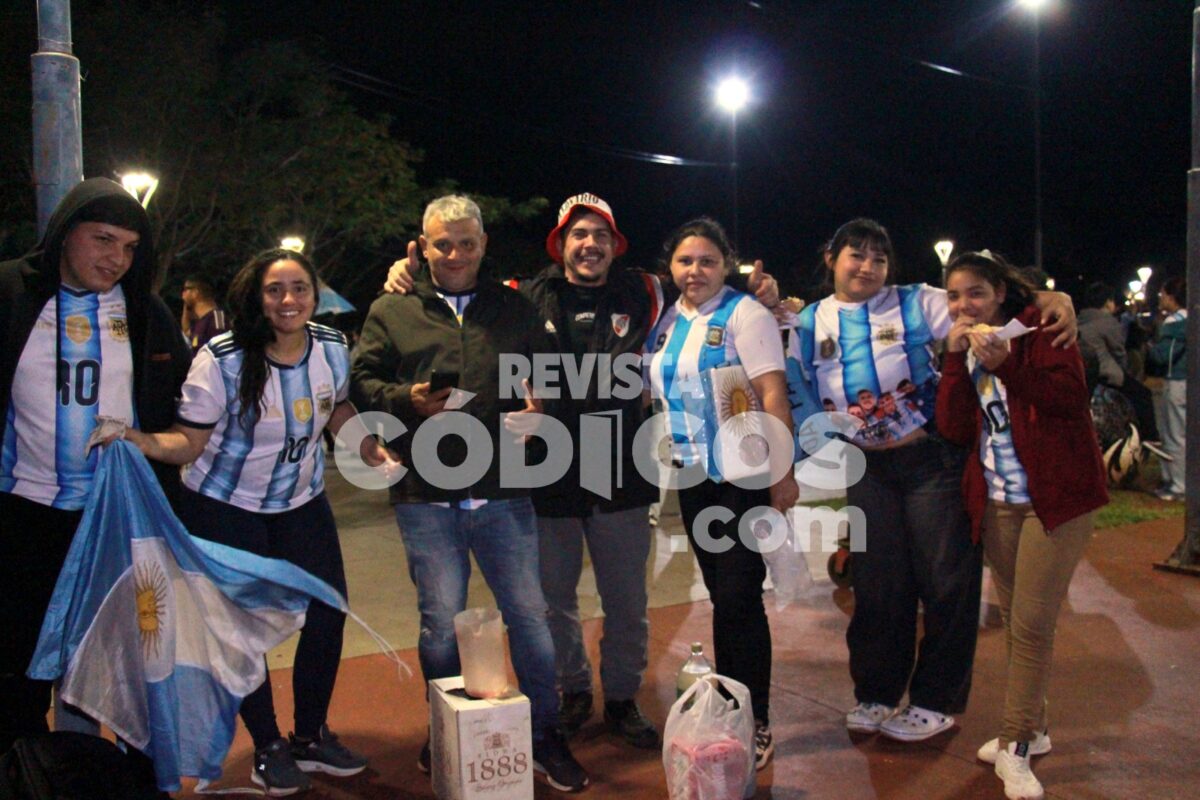 Posadas se tino de celeste y blanco tras el pase de Argentina a la final del Mundial mira la galeria 10 - 19