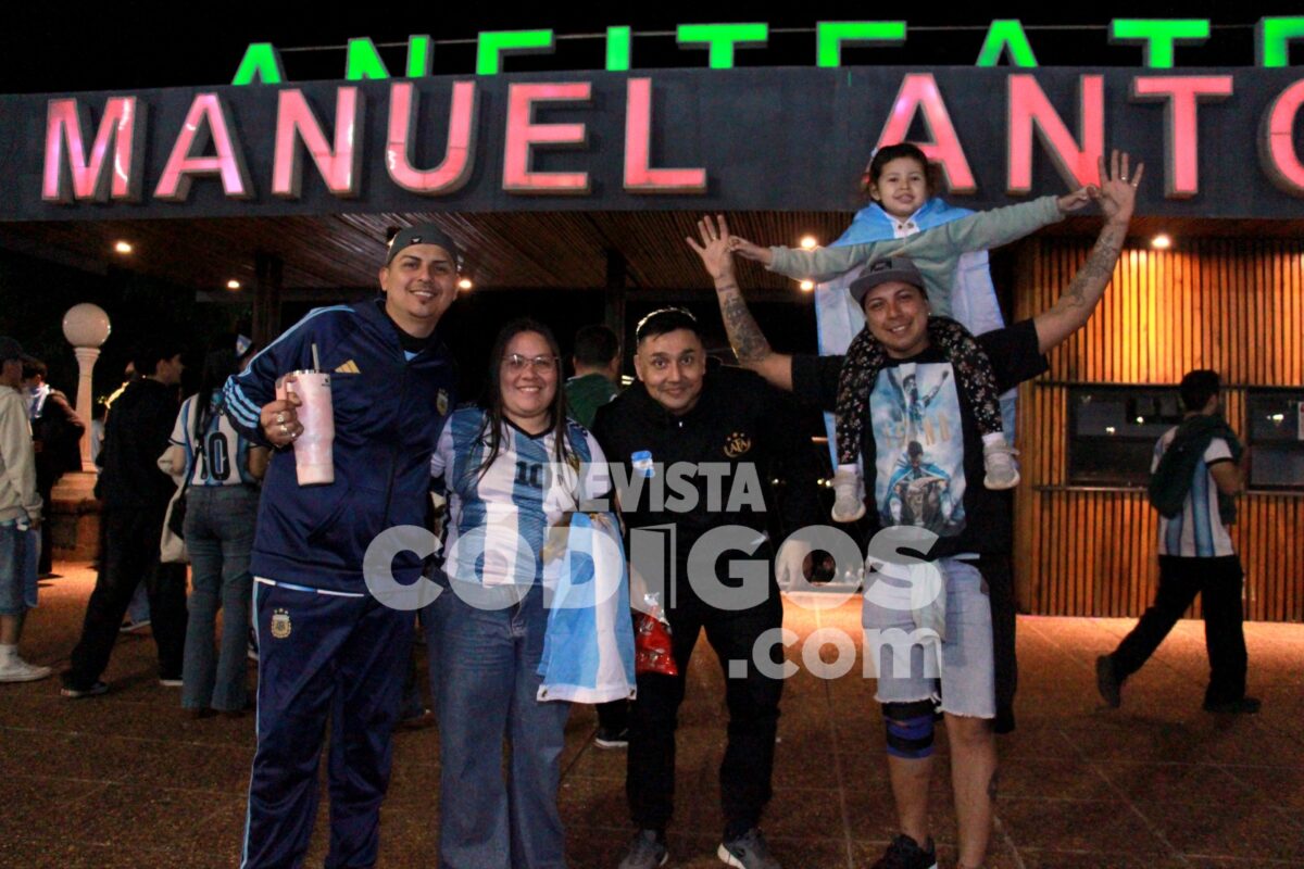 Posadas se tino de celeste y blanco tras el pase de Argentina a la final del Mundial mira la galeria 11 - 21