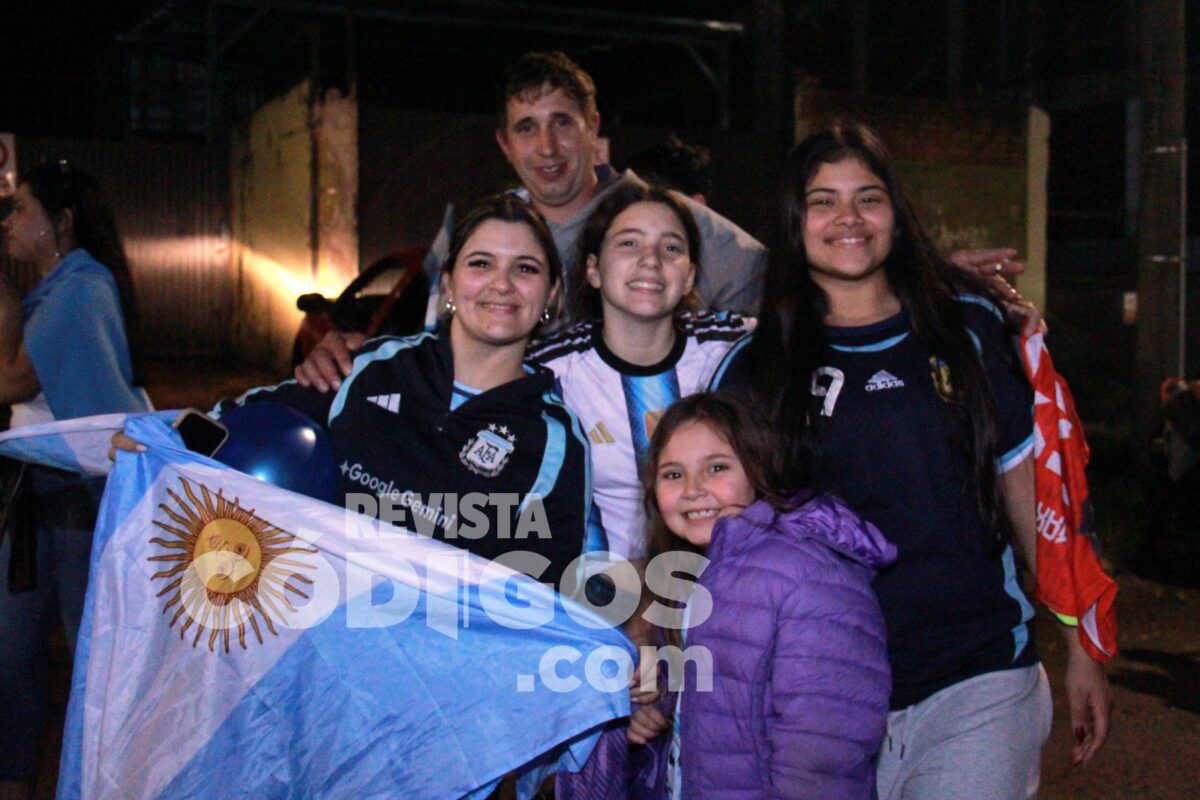Posadas se tino de celeste y blanco tras el pase de Argentina a la final del Mundial mira la galeria 12 - 23