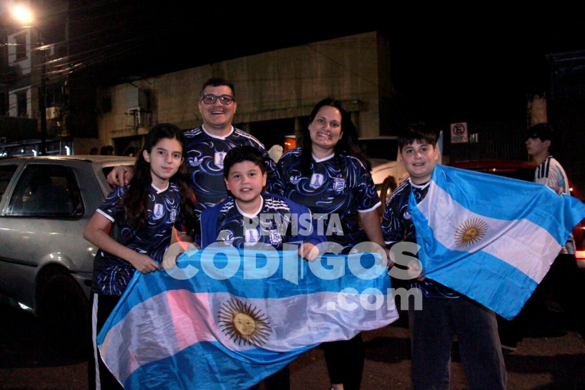 Posadas se tino de celeste y blanco tras el pase de Argentina a la final del Mundial mira la galeria 14 - 27