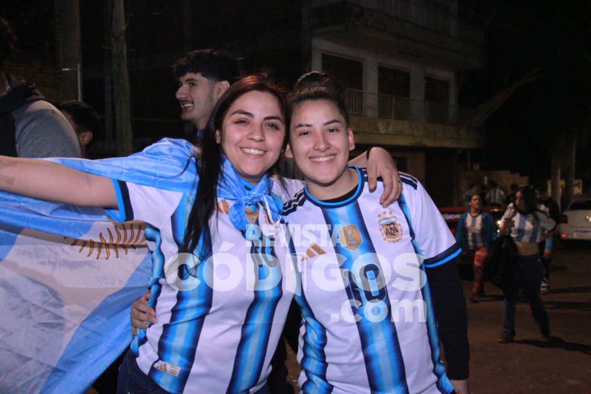 Posadas se tino de celeste y blanco tras el pase de Argentina a la final del Mundial mira la galeria 15 - 41