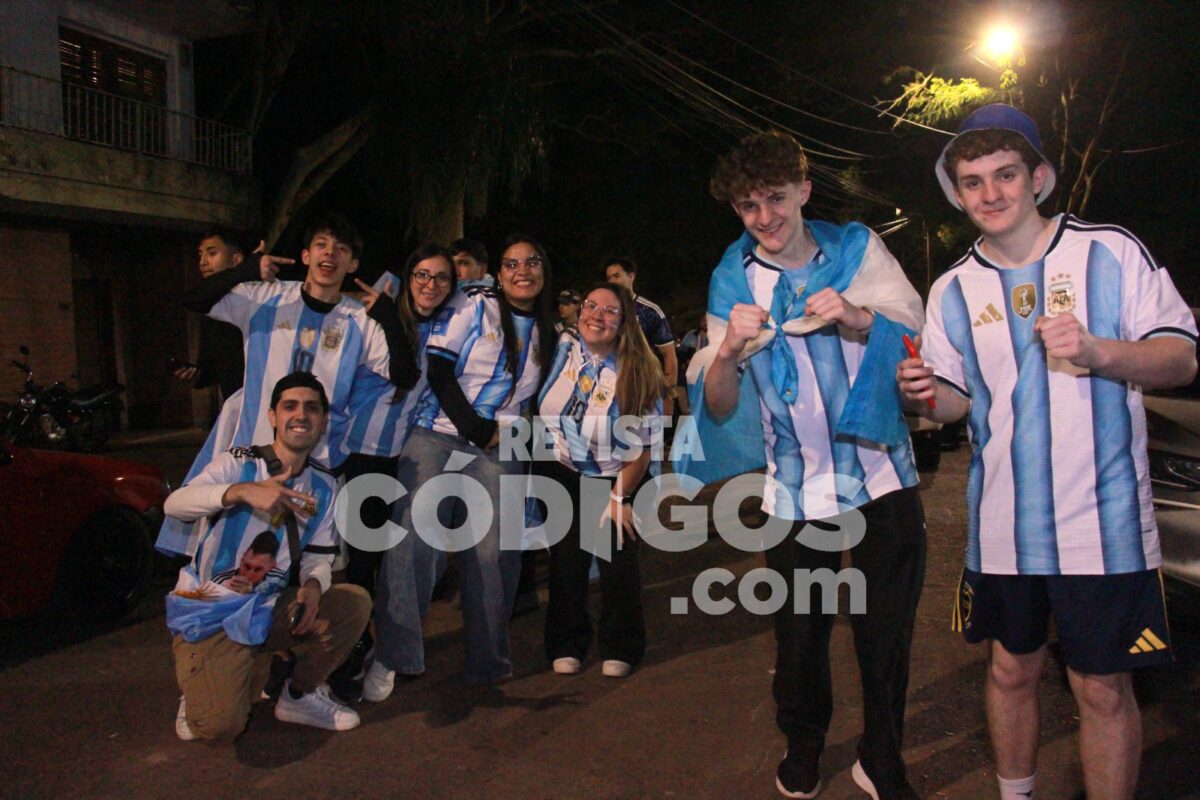 Posadas se tino de celeste y blanco tras el pase de Argentina a la final del Mundial mira la galeria 16 - 39