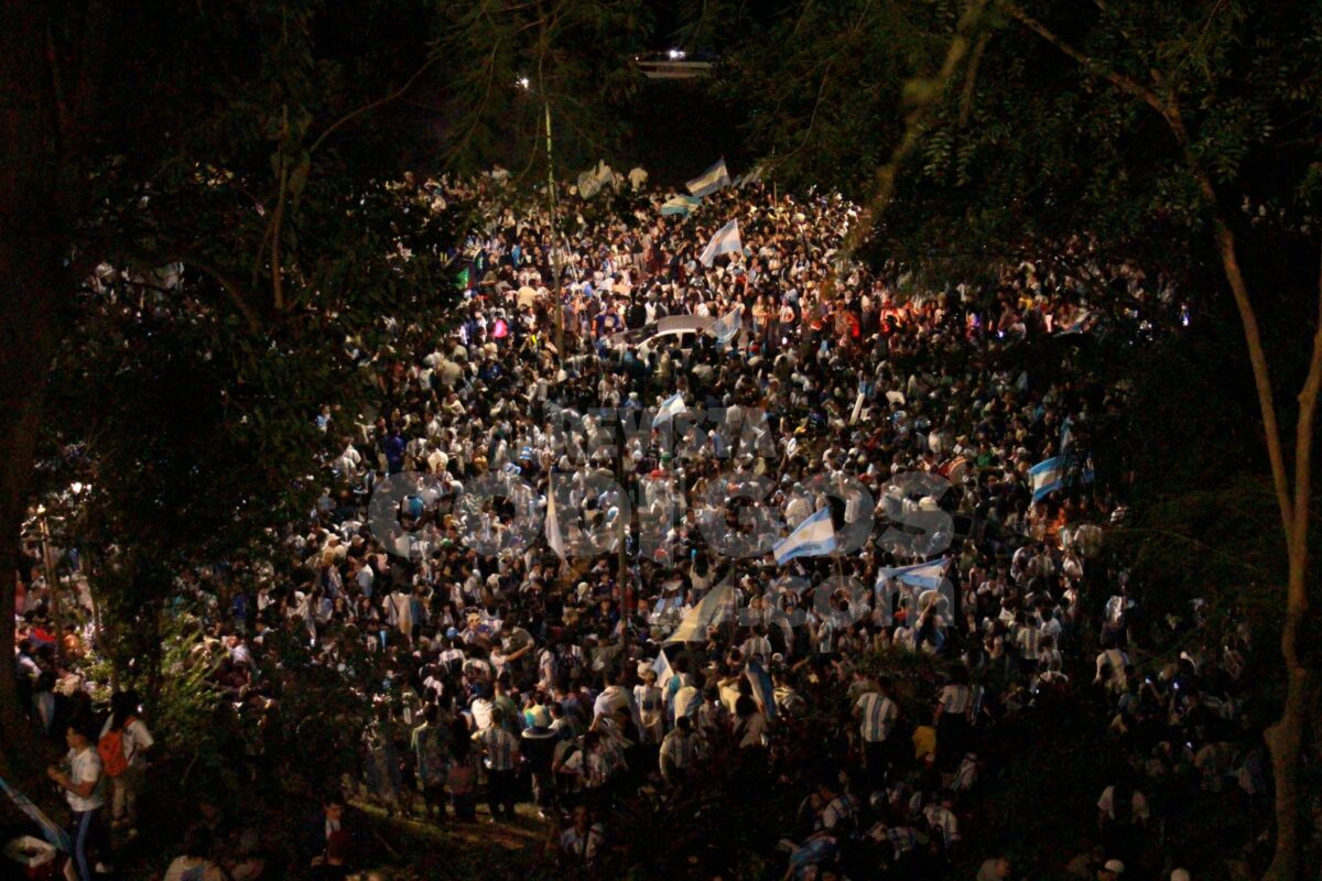 Posadas se tino de celeste y blanco tras el pase de Argentina a la final del Mundial mira la galeria 17 - 43
