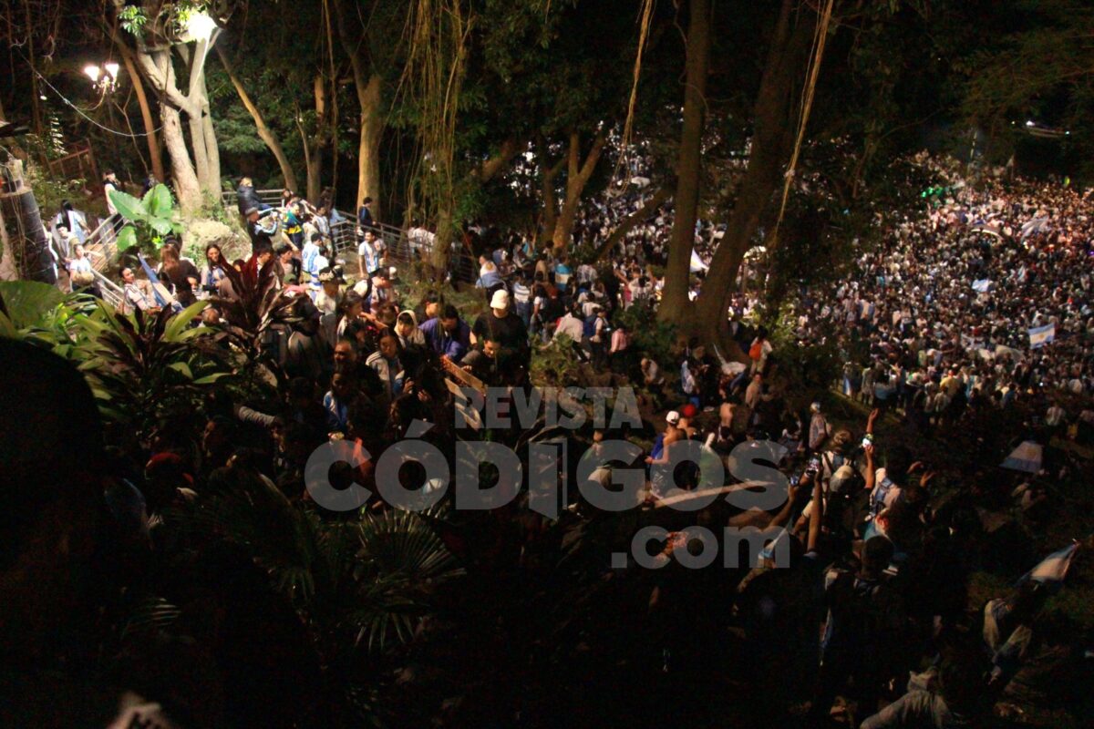 Posadas se tino de celeste y blanco tras el pase de Argentina a la final del Mundial mira la galeria 18 - 37