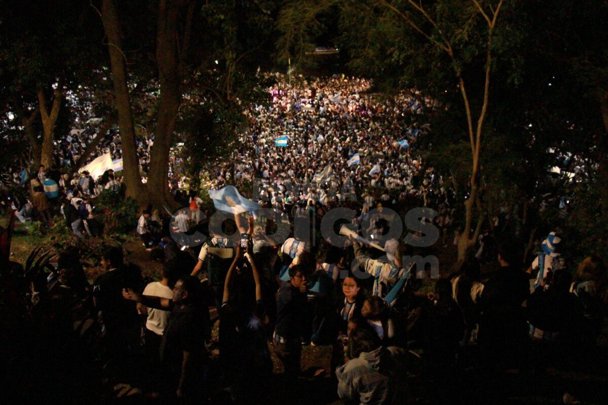Posadas se tino de celeste y blanco tras el pase de Argentina a la final del Mundial mira la galeria 19 - 35