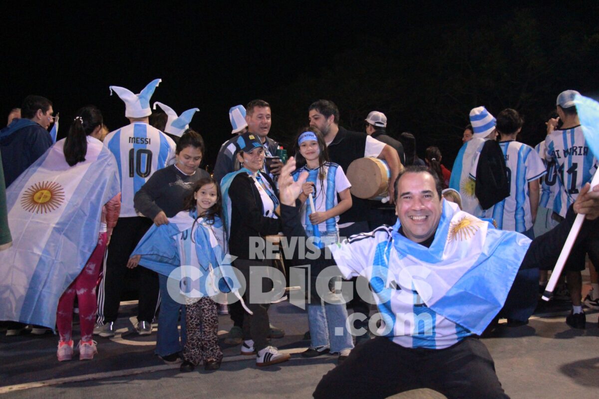 Posadas se tino de celeste y blanco tras el pase de Argentina a la final del Mundial mira la galeria 2 - 5