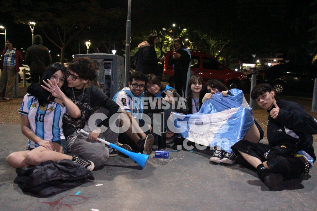 Posadas se tino de celeste y blanco tras el pase de Argentina a la final del Mundial mira la galeria 20 - 33