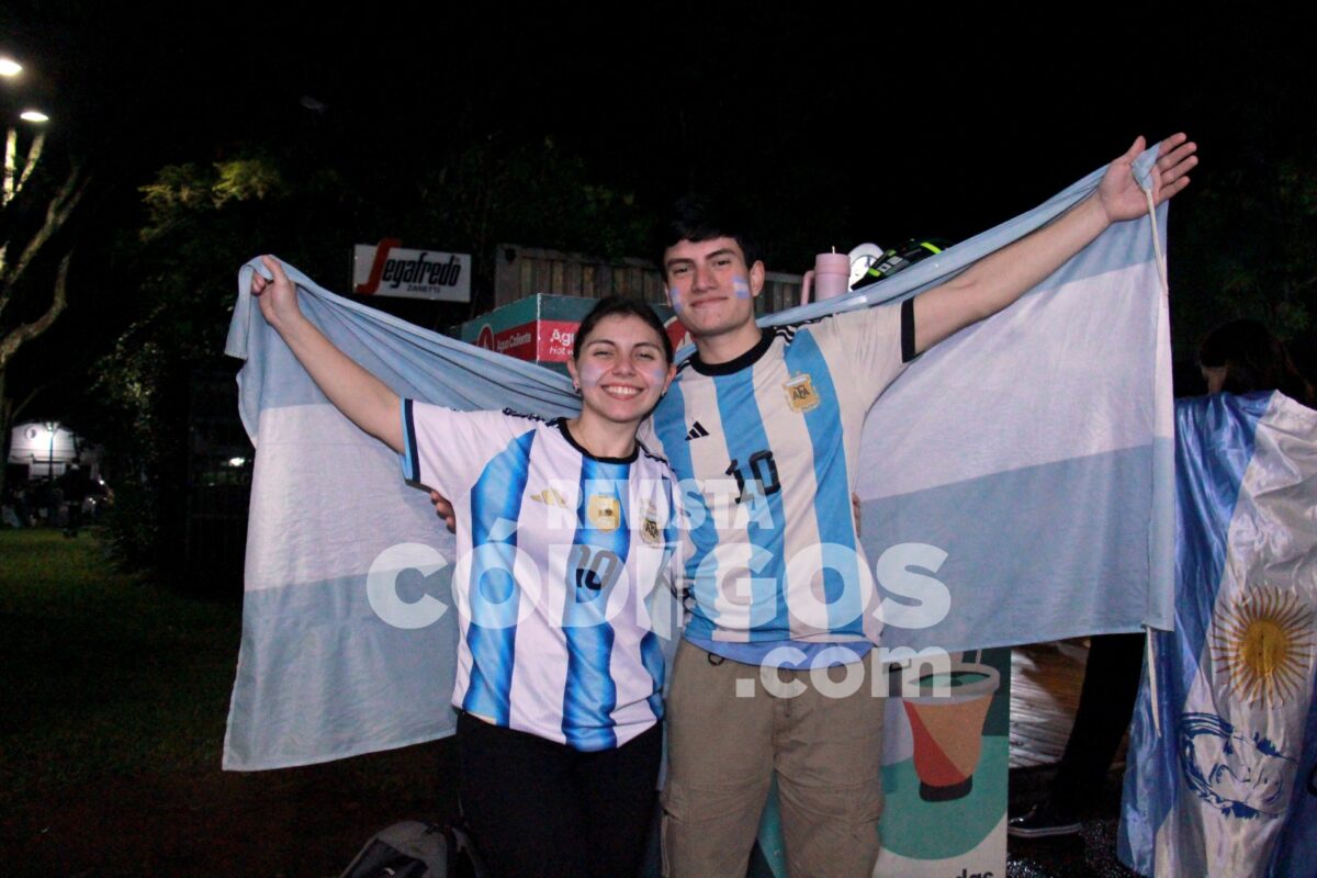 Posadas se tino de celeste y blanco tras el pase de Argentina a la final del Mundial mira la galeria 21 - 31