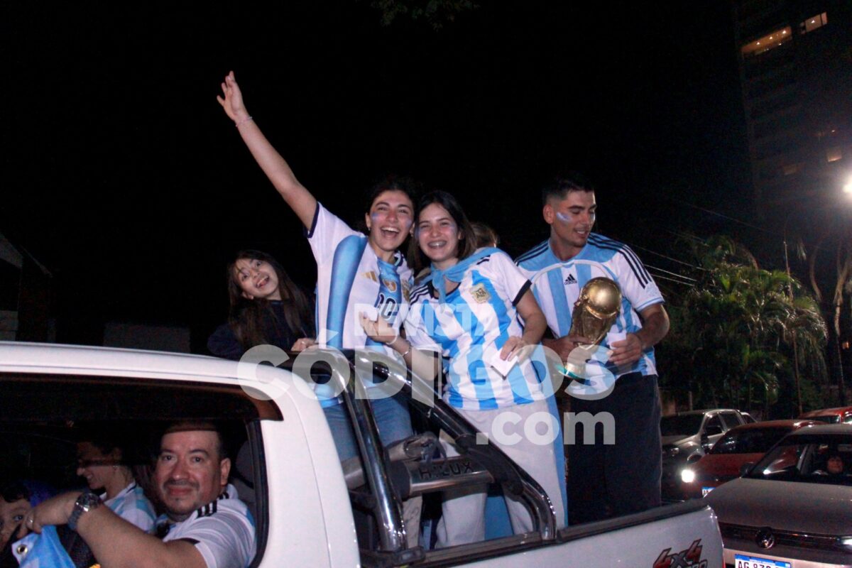 Posadas se tino de celeste y blanco tras el pase de Argentina a la final del Mundial mira la galeria 22 - 29