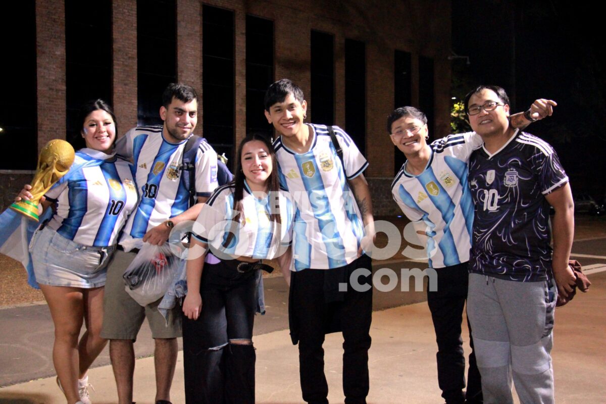Posadas se tino de celeste y blanco tras el pase de Argentina a la final del Mundial mira la galeria 24 - 47