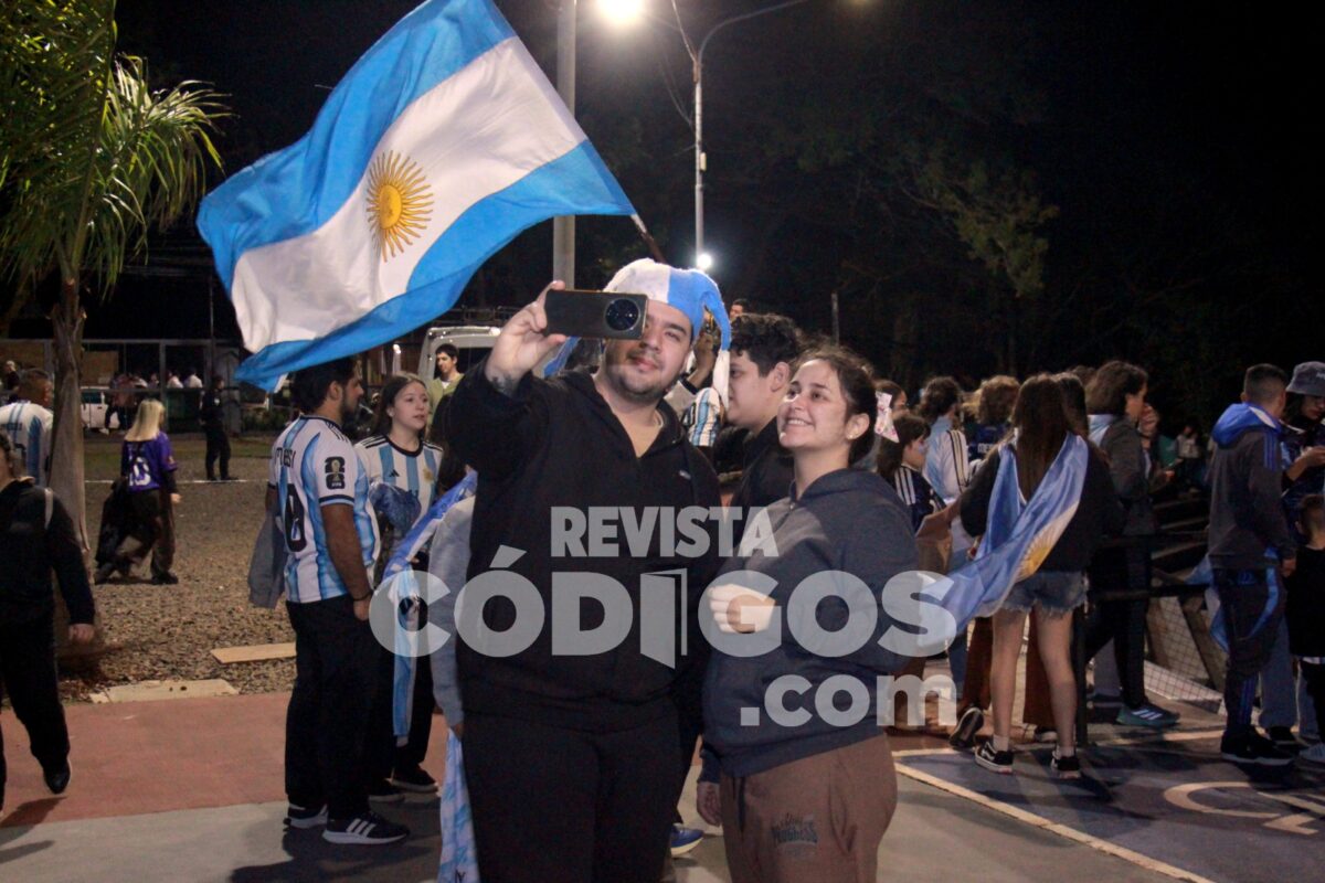 Posadas se tino de celeste y blanco tras el pase de Argentina a la final del Mundial mira la galeria 3 - 7