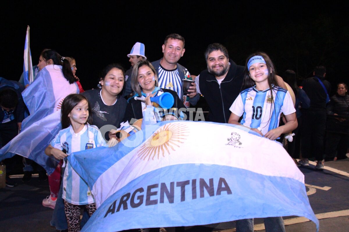 Posadas se tino de celeste y blanco tras el pase de Argentina a la final del Mundial mira la galeria 4 - 9