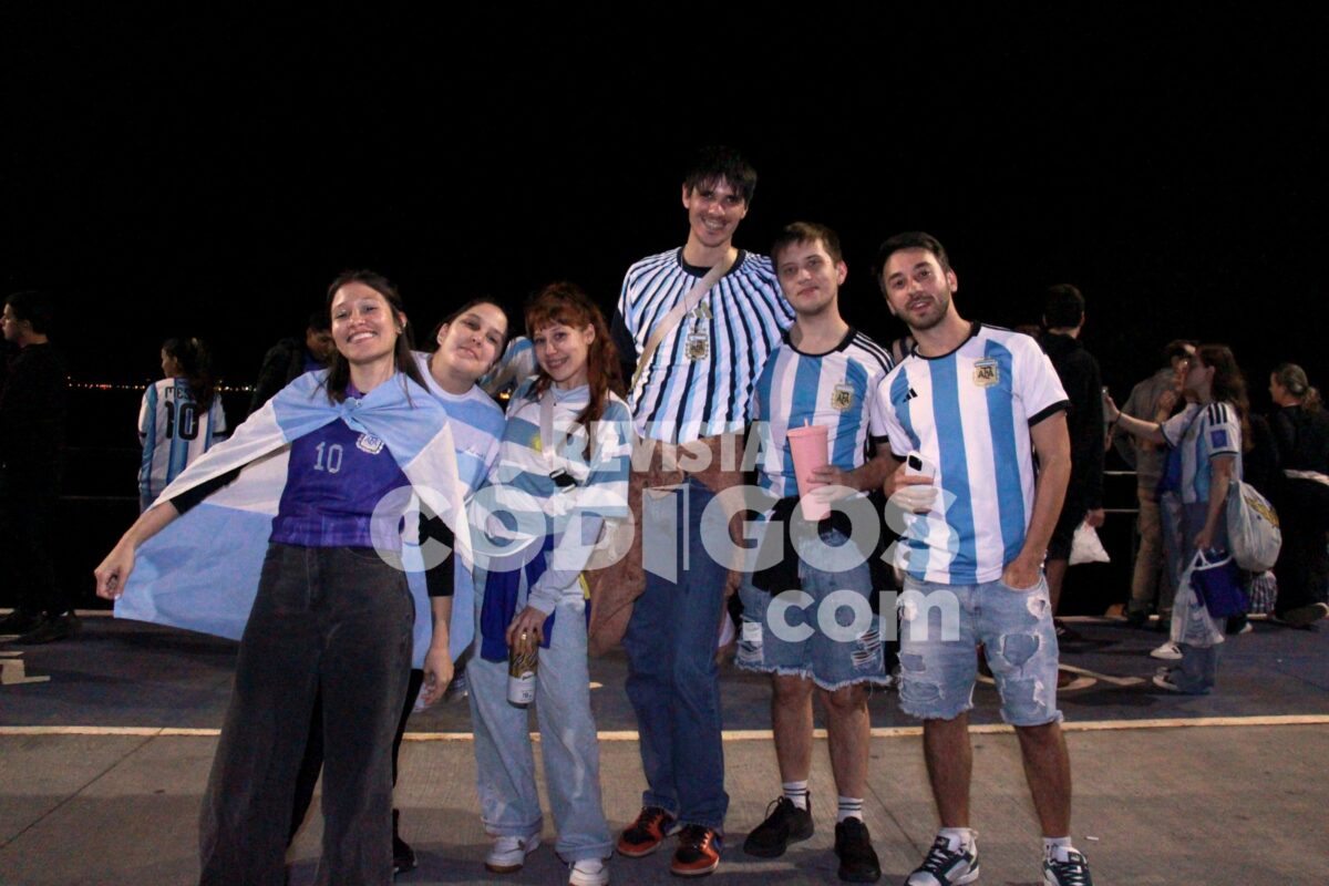 Posadas se tino de celeste y blanco tras el pase de Argentina a la final del Mundial mira la galeria 9 - 17