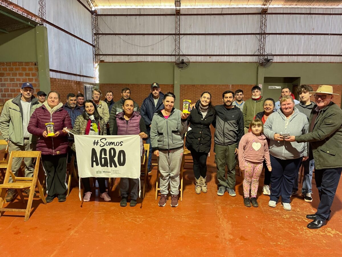 Más de 80 productores recibieron semillas para fortalecer el cultivo de sandía en Misiones. 1 2 - Sandia AgroMisiones 4 - 1