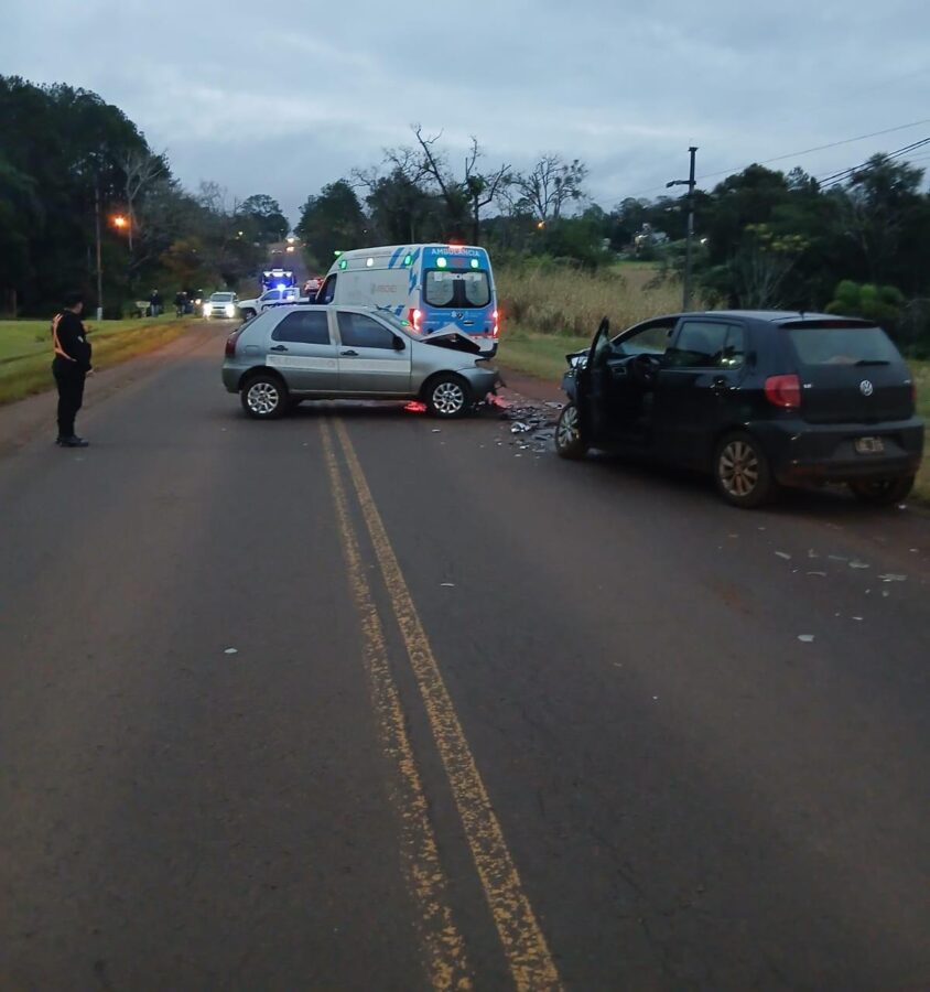 Tres personas debieron ser hospitalizadas tras choque entre dos vehiculos en Eldorado 1 - 1